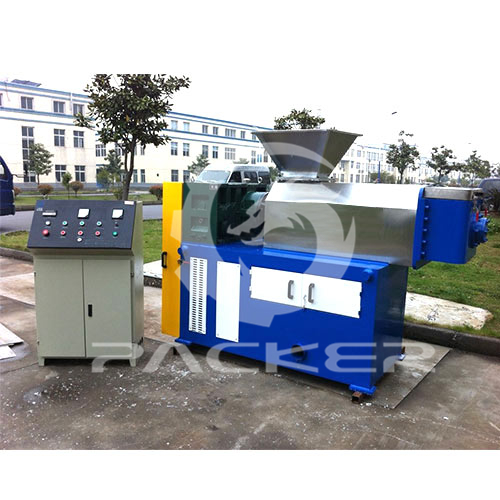 What is the operating principle of the plastic dryer?